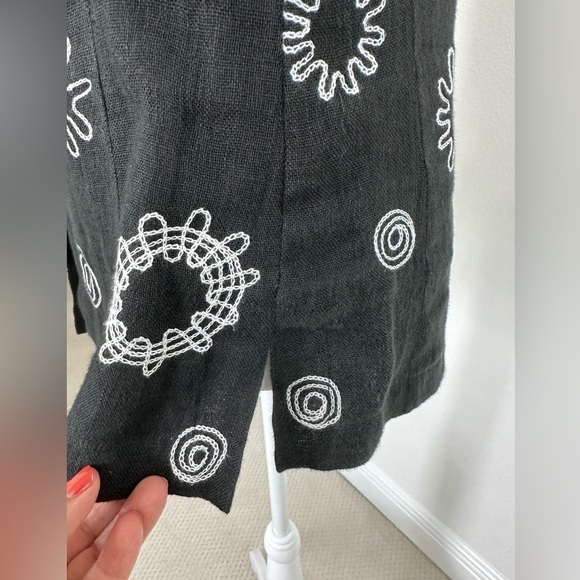 W by Worth Sleeveless Black Fitted Top, White Stitched Designs, Sash, Size 10 - Picture 5 of 9